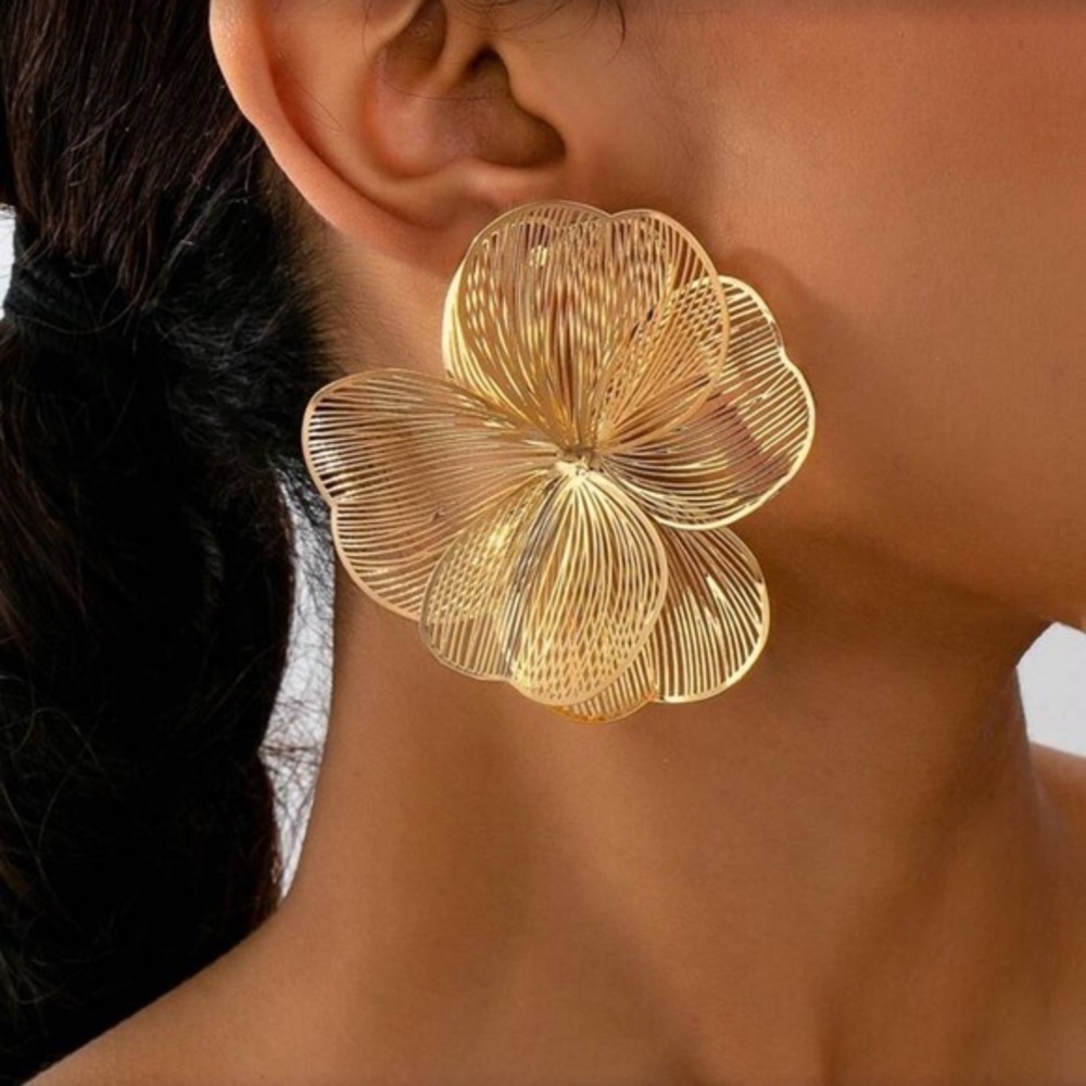 ✨Elegant Gold Floral Earrings